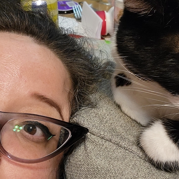 Meet your Posher, Cyn - Picture 2 of 4